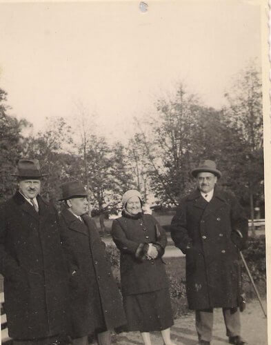 Irena i Eugeniusz Budzyńscy z przyjaciółmi